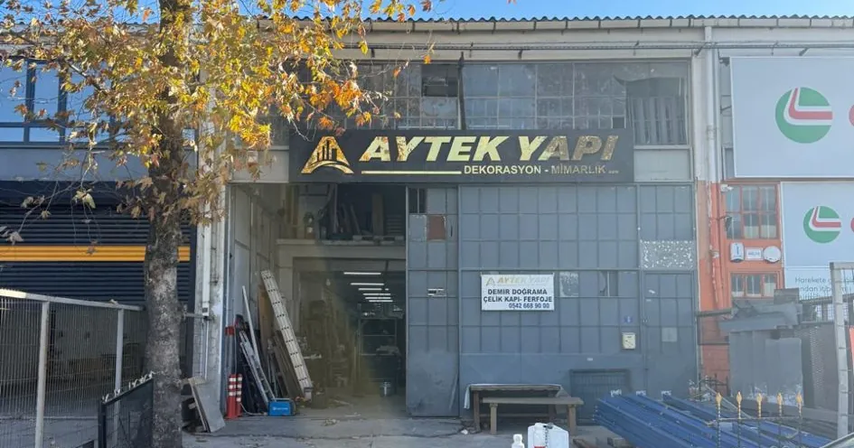 Aytek Yapı tabelalı atölye cephesi, Birlik Sanayi Sitesi, Beylikdüzü