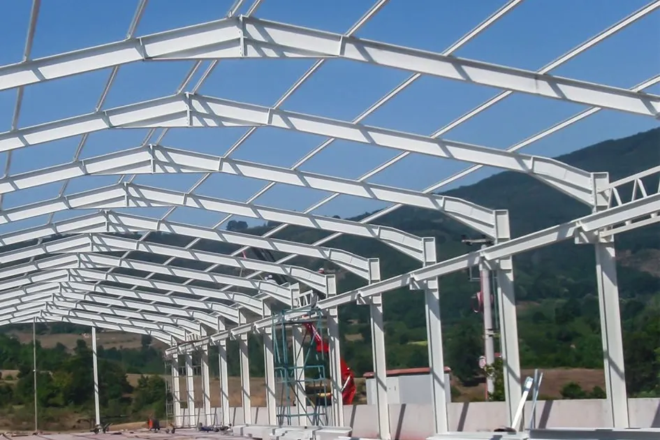 Montaj aşamasındaki çelik çatı makasları ve aşıklar