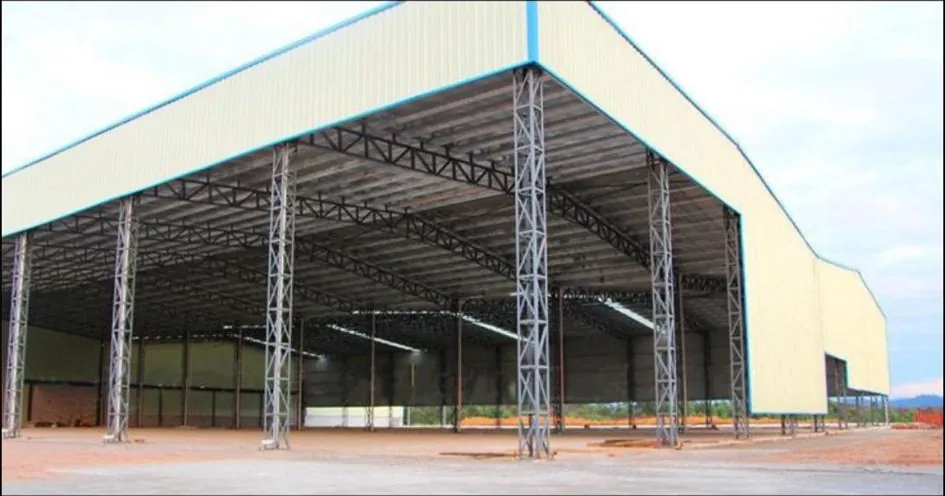 Kafes kirişli çelik hangarın geniş ve kolonsuz iç mekânı, trapez sac kaplamalı çatı